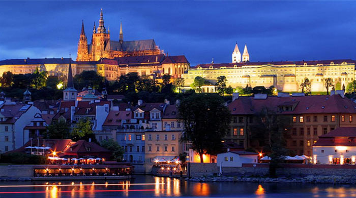 Vista nocturna de Praga