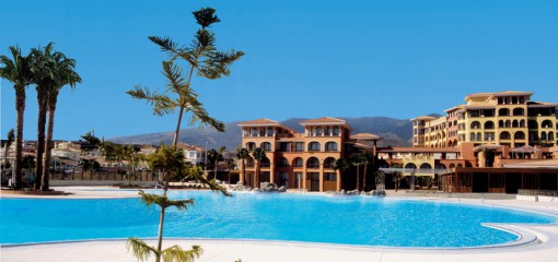 PISCINA, FLORES, PAERTE EDIFICIO, PALMERAS, HORIZONTAL