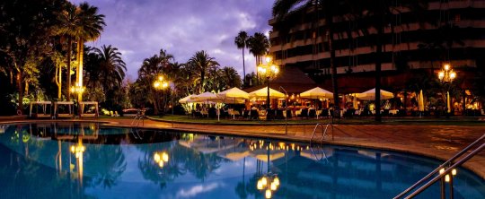 Vista piscina nocturna