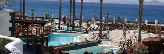 Zona de piscinas con vistas al mar