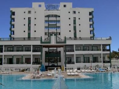 Vista del hotel desde piscina