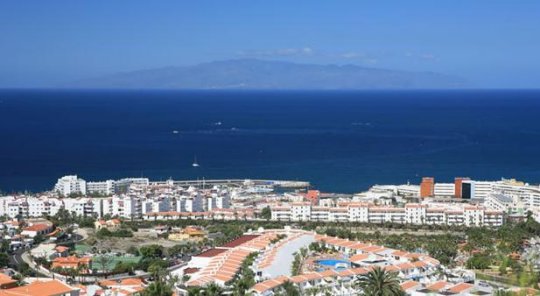 Vista de Torviscas Bajo con La Gomera de fondo