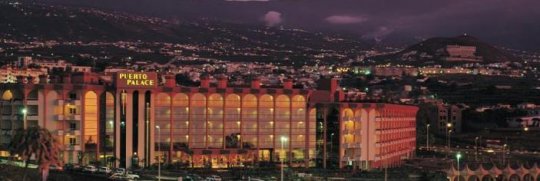 Vista nocturna del Puerto Palace ****