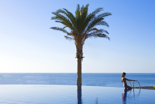 Impresionante vista de piscina y mar
