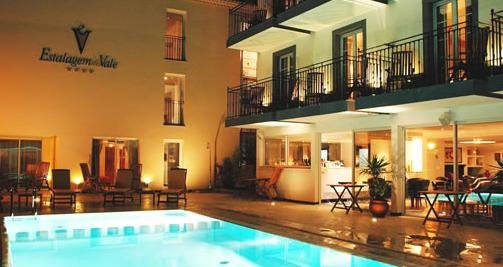 Vista nocturna del hotel