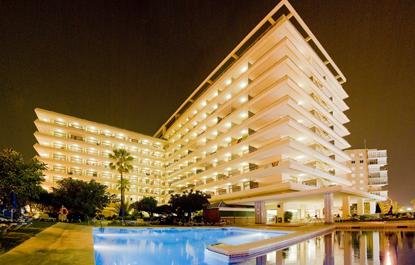 Vista nocturna del Gran Hotel Cervantes
