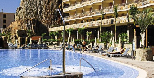 Vista hotel y piscina