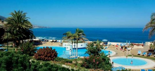 Vista piscina sobre el mar