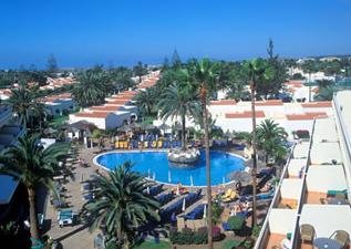 Vista complejo y piscinas