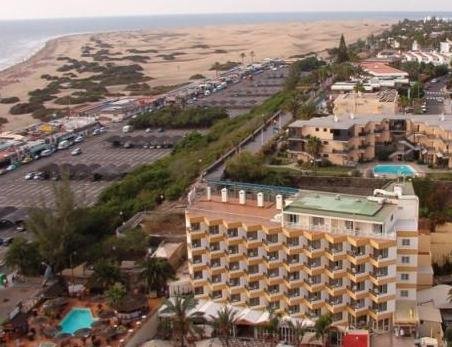 Vista de el Hotel Sahara Playa con las dunas de Maspalomas al fondo