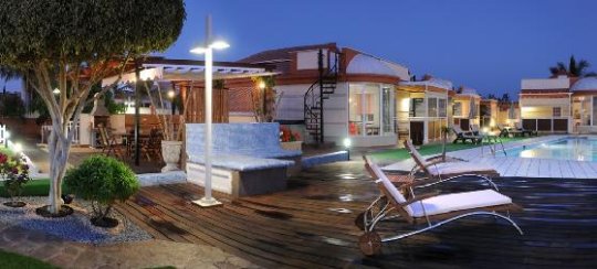 Vista nocturna de Siesta Suites