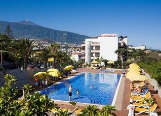 Vista piscina y hotel con El Teide de fondo