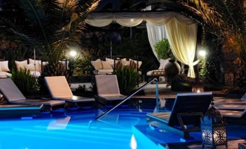 Vista piscina de noche