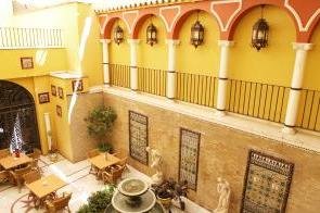 Patio interior de hotel