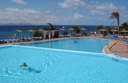 Une grande piscine externe, d'eau doux
