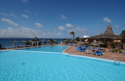 Avec la piscine de barre et la zone du solarium
