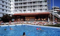 Jard&iacute;n con piscina