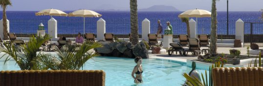 Piscinas con el islote de Lobos al fondo