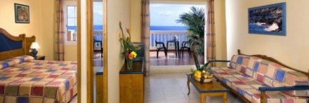 Apartamentos de un dormitorio con saloncito y terraza