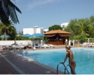 Piscina y bar