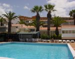 Zona solarium y bar piscina