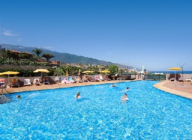 Vistas a la piscina del hotel