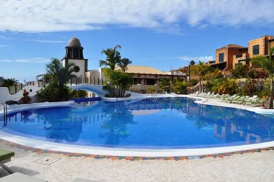 Vista piscina parte superior complejo