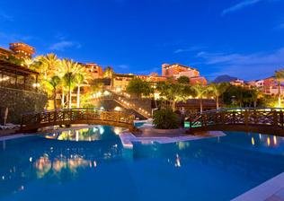 Vista piscina nocturna
